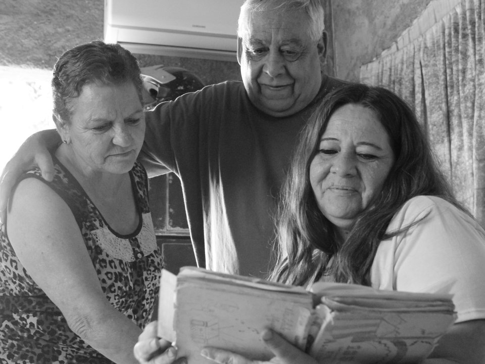 Mirta, Pedro y Graciela con el libro de actas